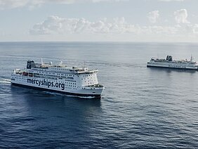 zwei Schiffe von mercyships auf dem Ozean