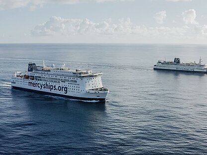 zwei Schiffe von mercyships auf dem Ozean